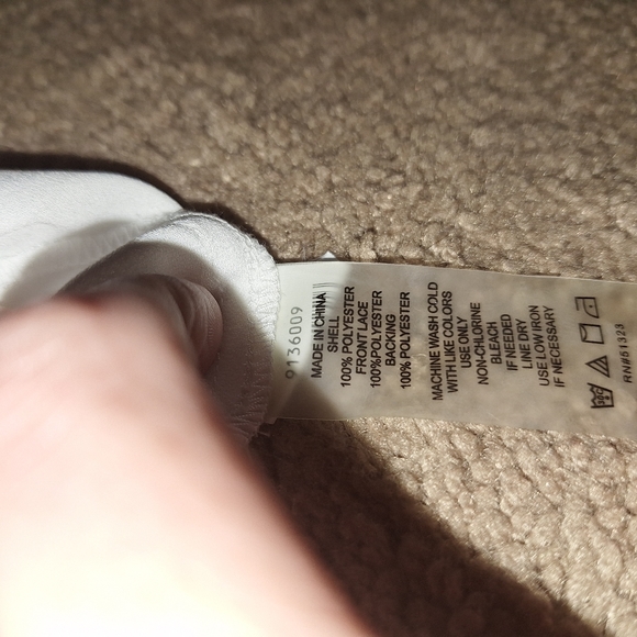 NWOT/ VINCE CAMUTO / WHITE/ MEDIUM/ SLEEVELESS BLOUSE WITH LACE DESIGN - Picture 9 of 10